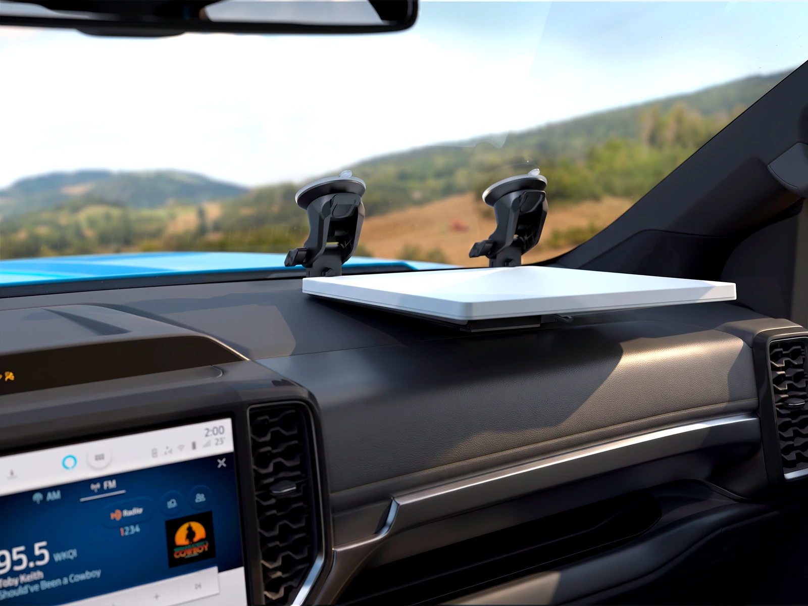 Starlink Mini sobre o painel de uma Ranger, apoiada no Voltenna Dock com duas ventosas no para-brisa.