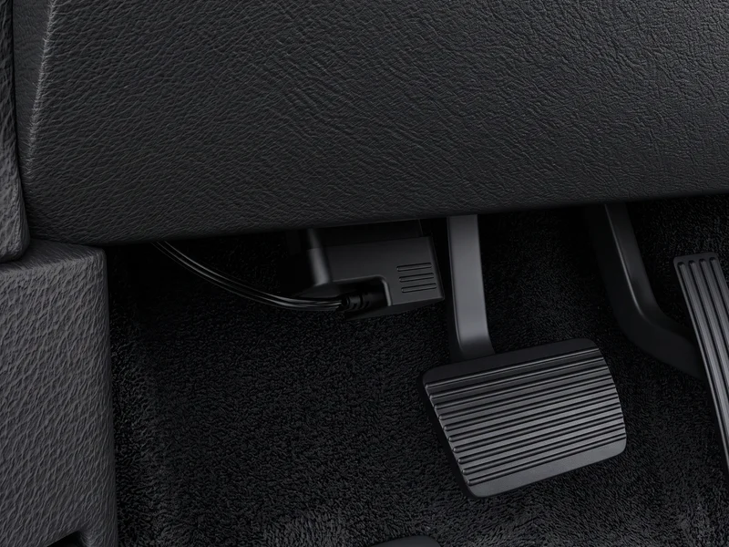 Conector da Voltenna Plugin instalado na porta OBD abaixo do painel da Ranger, do lado do motorista, próximo aos pedais.